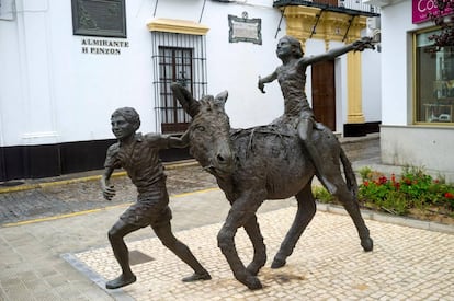 'Idilio de Abril', una de las esculturas inspiradas en 'Platero y yo', en la plaza de la Iglesia de Moguer (Huelva).