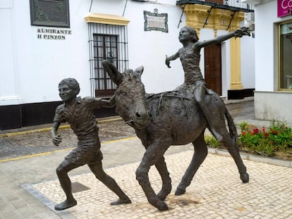 'Idilio de Abril', una de las esculturas inspiradas en 'Platero y yo', en la plaza de la Iglesia de Moguer (Huelva).
