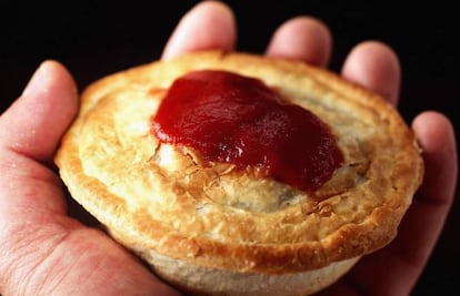 En este deporte con balón (y campo) ovalado, que se llama fútbol y que se juega con camiseta sin mangas, le pegan a la tartaleta rellena de carne con un churretón de tomate. 'Dead horse' se refiere a la salsa de tomate, que en inglés rima ('tomato sauce'). Es parte de lenguaje coloquial australiano de rimas.