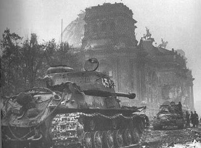 Imagen del documental <i>El color de la guerra</i>, en la que se ven tanques soviéticos durante la batalla de Berlín.