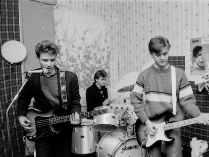 Héroes del Silencio en la época del trío con el guitarrista Juan Valdivia (derecha), en Zaragoza, 1985.