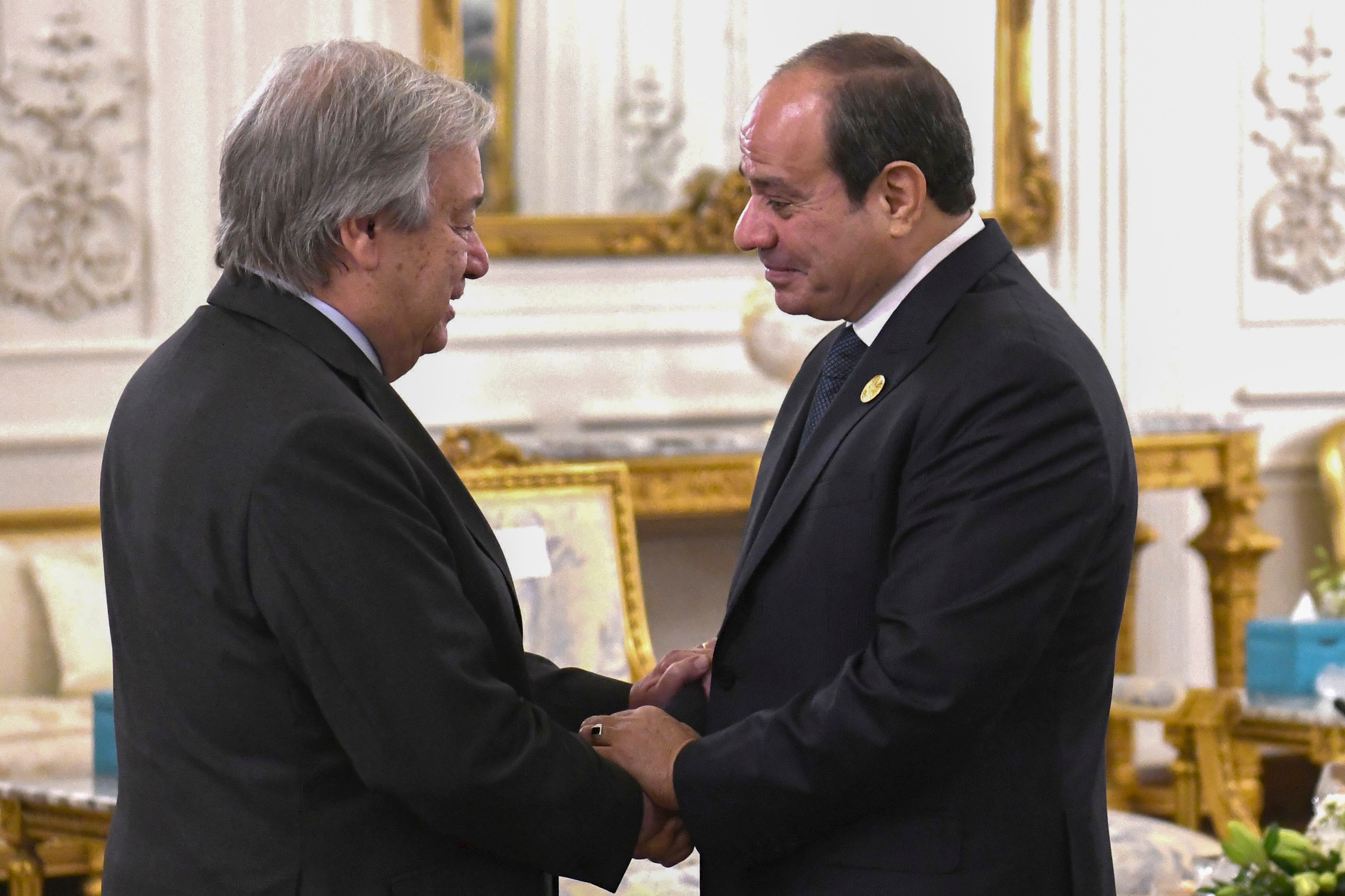 António Guterres y el presidente de Egipto, Abdelfatá Al Sisi, se saludan este sábado en El Cairo. 