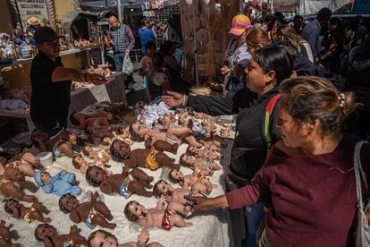 La costumbre dicta que se debe arropar y bautizar la figura del pequeño Jesús el día de la Candelaria.