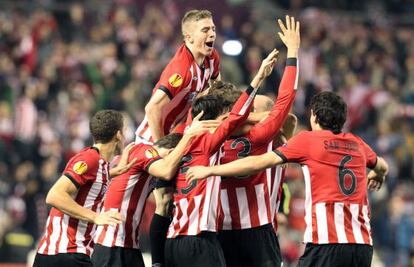 Los jugadores del Athletic de Bilbao celebran el pase a octavos de final de la Liga Europa 