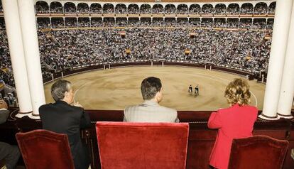 El príncipe Felipe, en la corrida de la Beneficencia de 2011, en Las Ventas, junto a Esperanza Aguirre.