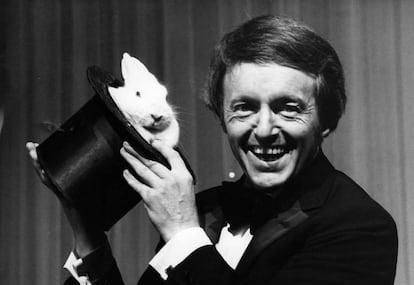 El mago británico Paul Daniels (izquierda) y su conejo (derecha). O viceversa.