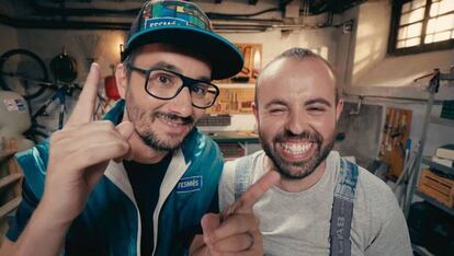 Jair Domínguez i Peyu, presentadors de 'Bricoheroes', en un moment de l'escena eliminada.