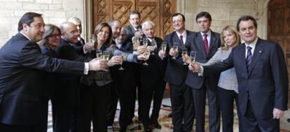 Artur Mas (primero por la derecha), presidente de Cataluña, brinda con sus nuevos consejeros en el palau de la Generalitat tras la toma de posesión.