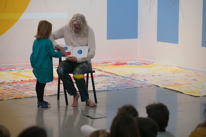 El autor Hervé Tullet 'cuenta' uno de sus libros junto a una niña en La Casa Encendida de Madrid. 