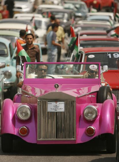 Exhibición de vehículos de lujo organizada por el Club de Propietarios de Coches Antiguos de Palestina en las calles de Ramala.