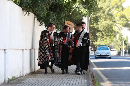 Un grupo de tunos dispuestos a amenizar la espera.