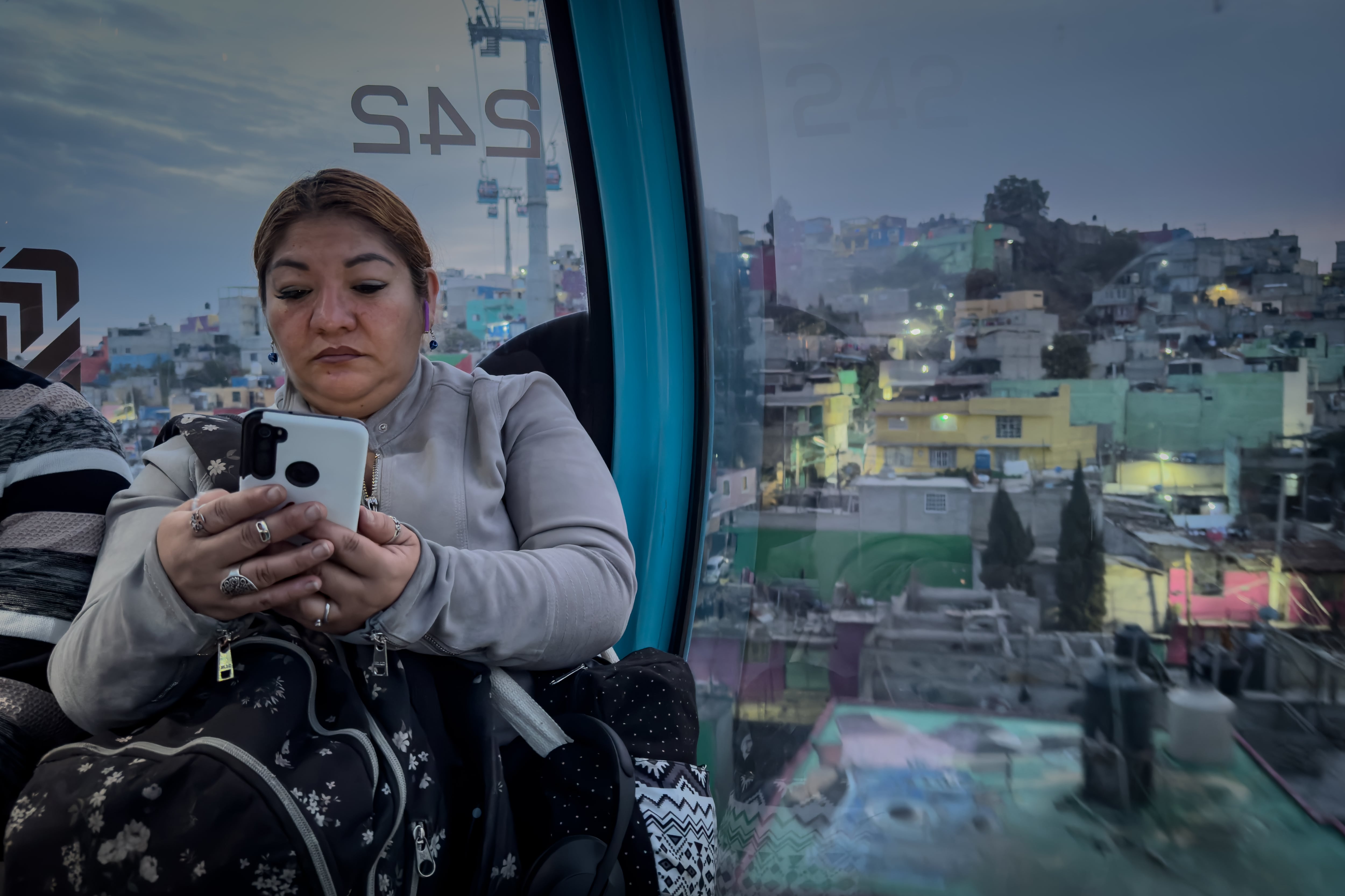 Andrea Abigail Quintana Torres viaja del municipio de Ixtapaluca, Estado de México,  para trabajar en un mercado de comida de Ciudad de México, el 19 de enero de 2023. La ruta diaria a su trabajo lleva un tiempo de dos a tes horas en transporte público. 