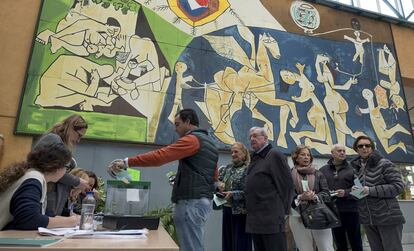 Varias personas esperan su turno para votar en el Instituto Murillo de Sevilla.