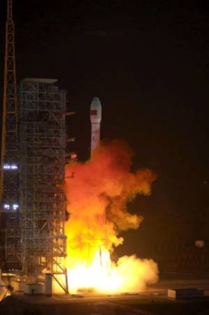 Imagen del lanzamiento de la segunda sonda lunar china, el "Chang E II", desde la base espacial de Xichang, en la provincia suroccidental china de Sichuan, el 1 de octubre de 2010. EFE/Archivo