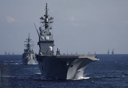 Buques de guerra y portahelicópteros japoneses, el pasado noviembre frente a la ciudad de Yokosuka.