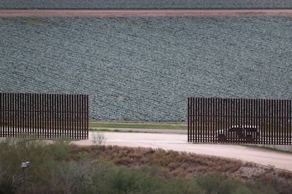 Cerca na fronteira entre EUA e México em McAllen, Texas.