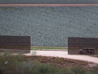 Cerca na fronteira entre EUA e México em McAllen, Texas.