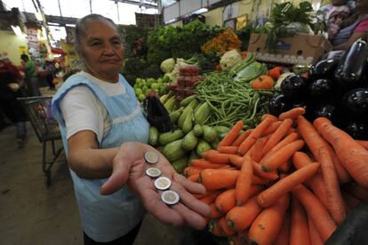 Una mujer cuenta su dinero en un mercado de la Ciudad de M&eacute;xico.