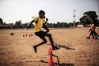 É comum ver os garotos trabalhando a partir dos 10 anos. Os muçulmanos às vezes são enviados a escolas corânicas (na Guiné-Bissau e em Senegal) onde são obrigados a mendigar e sofrem maus tratos. Acabam se convertendo em crianças talibãs.