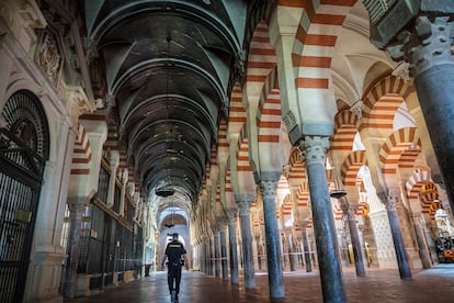 Daños en la Mezquita de Córdoba tras el incendio.