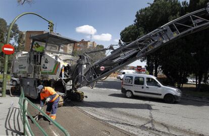 Trabajos de la Operación Asfalto en una calle de Madrid.