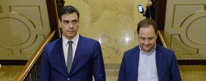 Pedro Sánchez y César Luena en el Congreso.