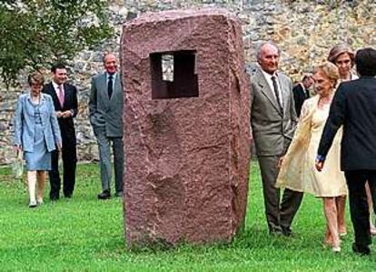 Inauguración del Museo Chillida el 16 de septiembre de 2000. El artista aparece entre una de sus obras y la reina Sofía. Detrás, el rey Juan Carlos y el <i>lehendakari</i>, Juan José Ibarretxe.