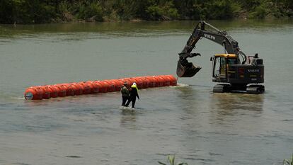 Trabajadores colocan una barrera flotante en el río Bravo, en la frontera con Piedras Negras (Coahuila), el 11 de julio.