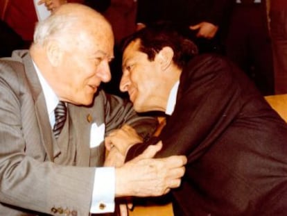 El presidente de la Generalitat de Cataluña Josep Tarradellas, recibido en la Moncloa por el entonces presidente del Gobierno Adolfo Suárez, en 1978.