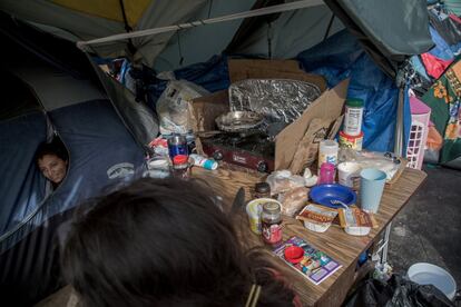 El campamento de El Chaparral fue levantado de forma improvisada a principios de este año. Se extiende en la garita entre San Isidro y Tijuana, el paso fronterizo terrestre de mayor flujo migratorio clandestino que ha existido desde la década de los años 70. Las familias que viven aquí huyeron de su lugar de origen forzadas por la violencia y la miseria y esperan que el gobierno estadounidense les brinde asilo político.