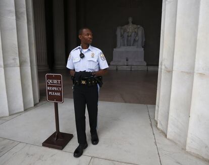 El monumento a Lincoln se cierra para los turistas, 1 de octubre de 2013. El alcalde de Washington ha logrado aprobar una resolución que declara “esenciales” a todos los trabajadores locales, alrededor de 30.000, por lo que ya no hay riesgo de que la basura acabe apilada en las calles.