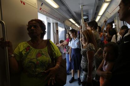 Varios de los viajeros del metro. El presidente Martinelli se ha comprometido a dejar licitada la construcción de una segunda línea.