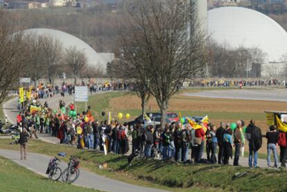 La cadena humana, ante la central de Neckarwestheim.