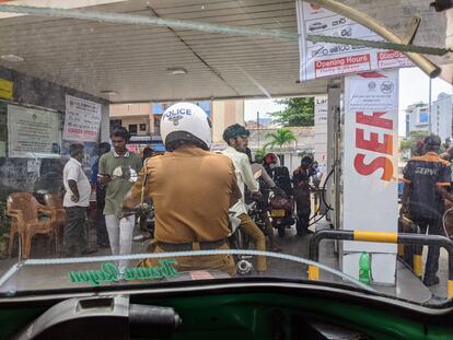 Una gasolinera, este sábado en Colombo.