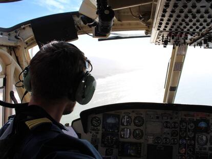 Hans Kunz vuela en helicóptero en una misión humanitaria en África.
