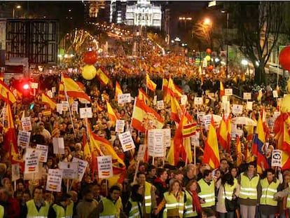 Imagen de un momento de la manifestación, en la que predominaron los colores rojo y amarillo de las banderas.