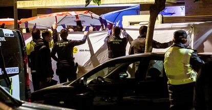 Efectivos de la Guardia Civil y trabajadores de la funeraria en Lardero, el 29 de octubre.