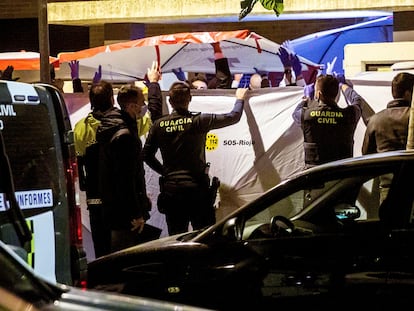 Efectivos de la Guardia Civil y trabajadores de la funeraria en Lardero, el 29 de octubre.