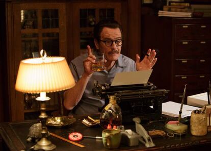 Bryan Cranston caracterizado como Trumbo.