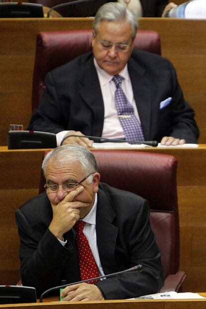 El consejero Juan Cotino (en primer término) y el diputado y ex alcalde de Alicante, Luis Díaz Alperi, en las Cortes valencianas.