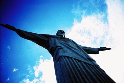 La famosa estatua del Cristo de Corcovado (o Cristo Redentor) de Río de Janeiro (Brasil) mide 38 metros de alto.