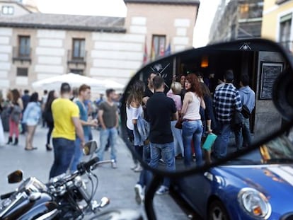 Decenas de j&oacute;venes de juerga en la plaza del Humilladero el pasado domingo 2 de junio.