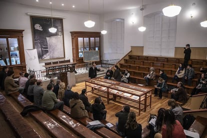 Un actor representa a Ramón y Cajal en el aula en la que impartió clase hasta 1922.