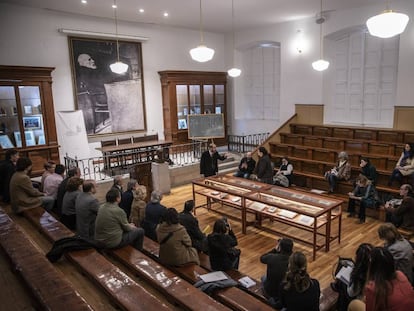 Un actor representa a Ramón y Cajal en el aula en la que impartió clase hasta 1922.