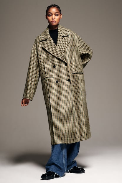 Con uno de los estampados de la temporada, este abrigo de pata de gallo, en tonos marrones y verdes de Zara es todo lo que necesitas para un look relajado y con estilo. Su composición cuenta además con un 50% de lana reciclada.