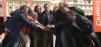 Acto de Ciudadanos en la explanada del Templo de Debot en Madrid. De izquierda a derecha: Toni Cant&oacute;, Marta Rivero, Matias Alonso, Luis Garicano, Bego&ntilde;a Villacis, Albert Rivera, Ines Arrimadas, Juan Carlos Girauta, Ignacio Aguado y Luis Salvador.