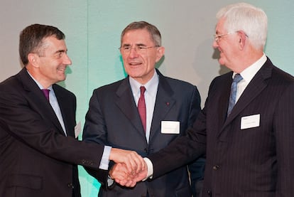 El consejero delegado de International Power, Philp Cox (izquierda), el de GDF, Gerard Mestrallet (centro) y el presidente de International Power, Neville Simms, ayer en Londres.