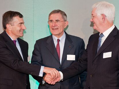 El consejero delegado de International Power, Philp Cox (izquierda), el de GDF, Gerard Mestrallet (centro) y el presidente de International Power, Neville Simms, ayer en Londres.
