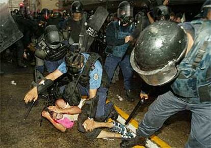La policía mexicana reduce a un manifestante tras la Cumbre América Latina y el Caribe-Unión Europea.