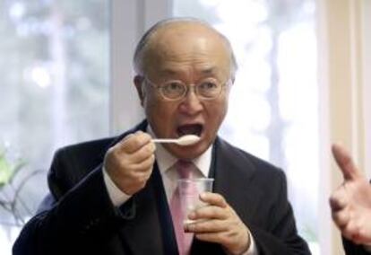 El japonés Yukiya Amano probando un cocktail. EFE/Archivo